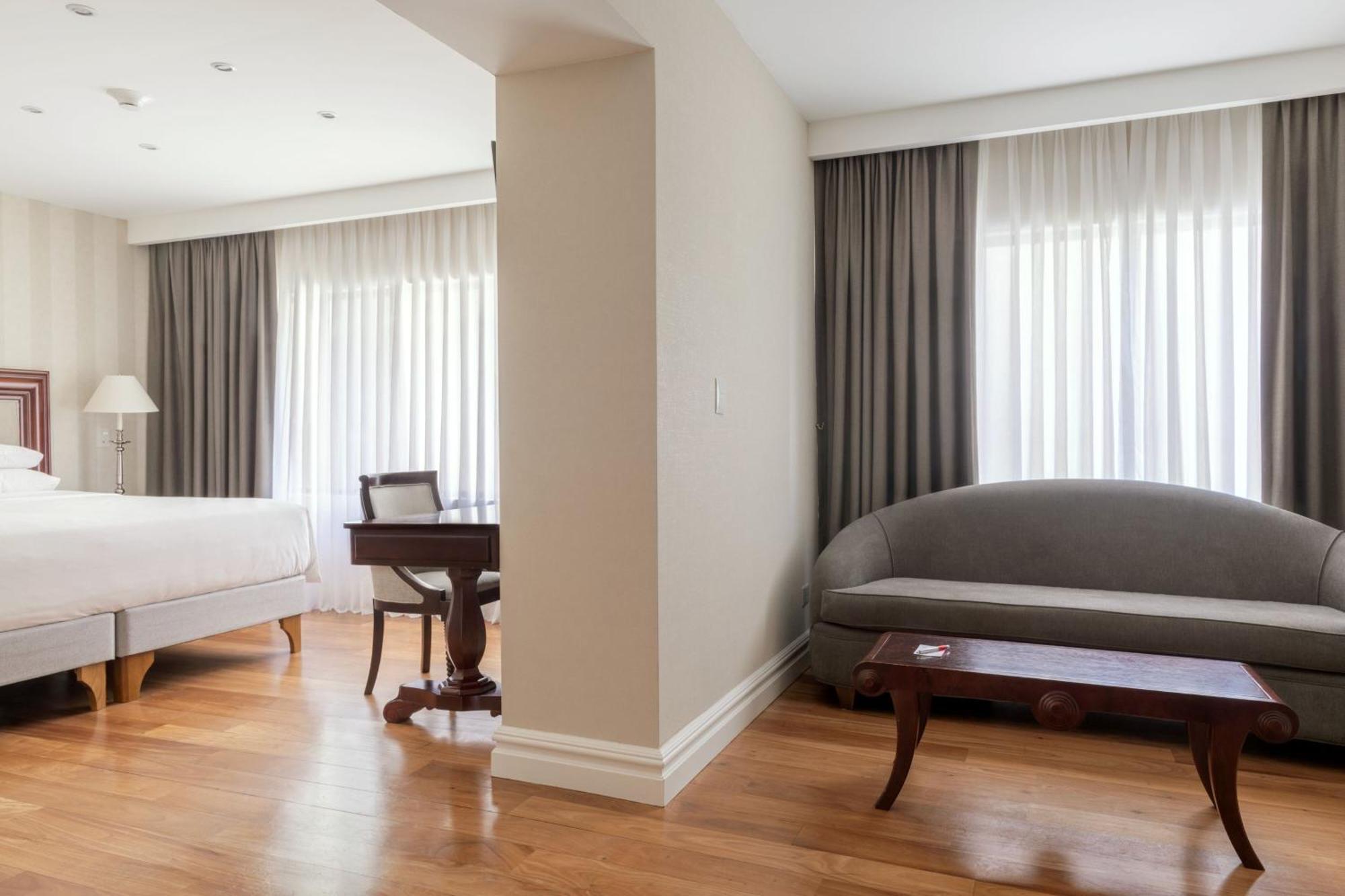 Deluxe, Guest room, 1 King,1631549646:JPEG